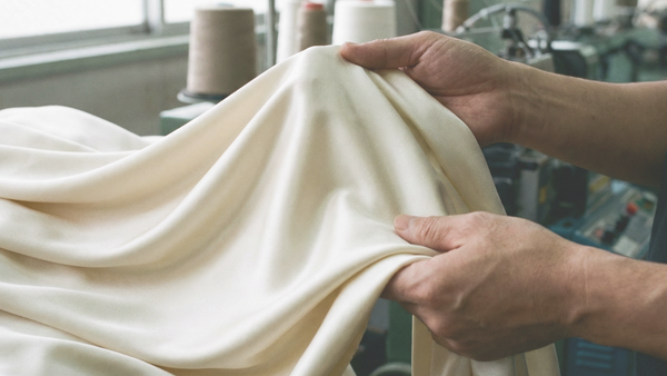 【5Aランク生糸 × 150g/㎡】私たちが「薄いシルク」を売らない理由。