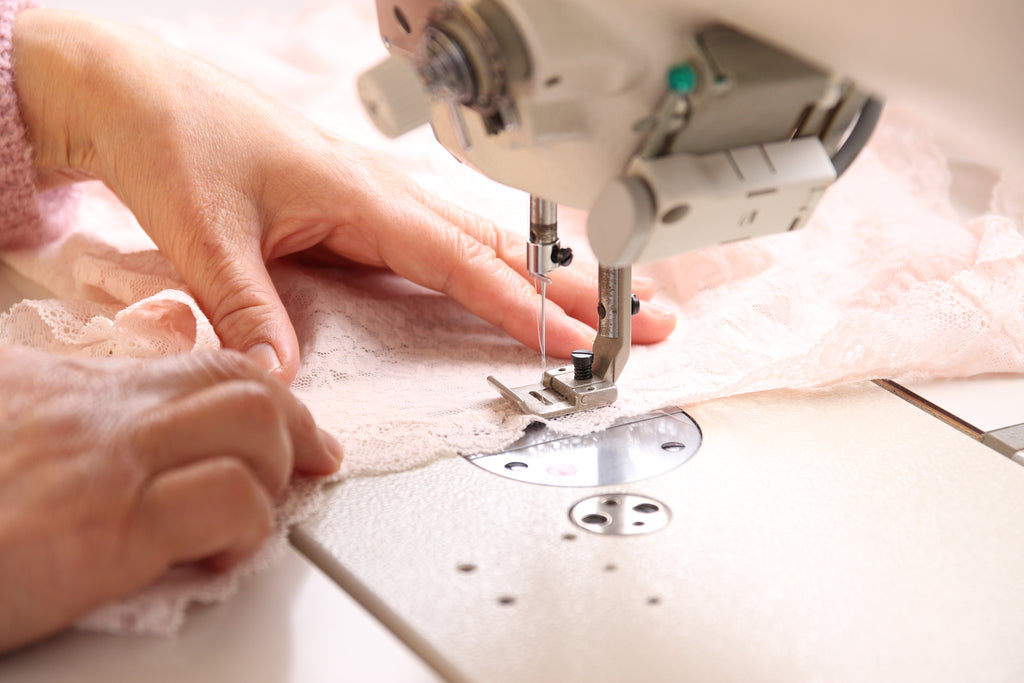 日本製シルクインナー製造　シルクチュール　縫製現場